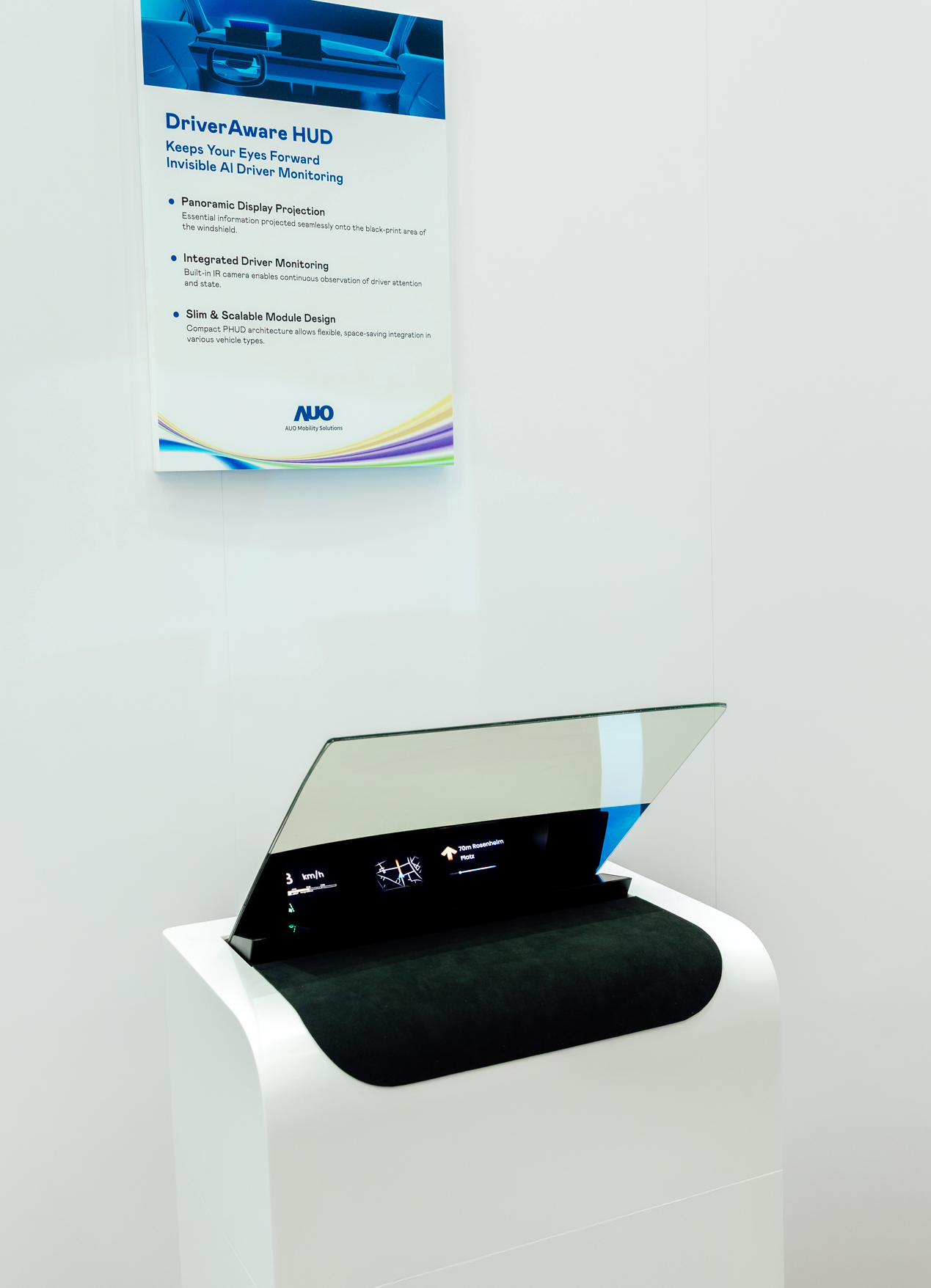 DriverAware HUD结合抬头显示器与隐藏式红外线摄影机，将车速、导航及警示讯息投影于挡风玻璃上，完美对齐驾驶目不离路的视线，同时，透过AI 监控驾驶注意力以提升安全性。