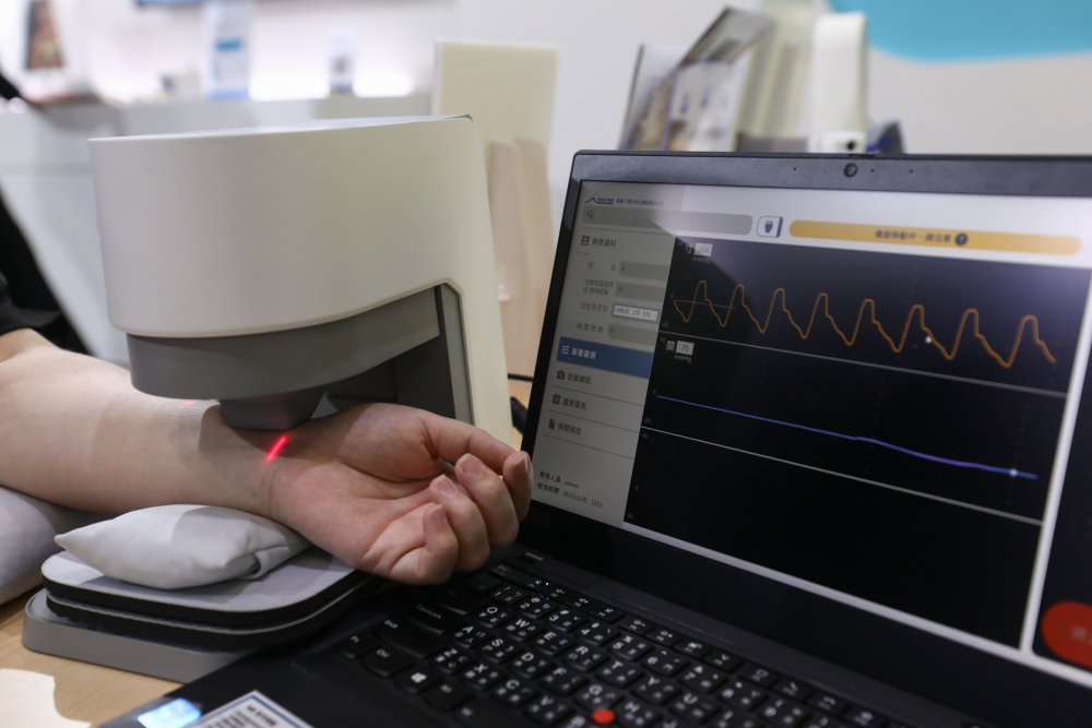 大庄家耘康脈象檢測系統透過電腦精準控制升降系統，還原中醫師三指把脈過程的舉、按、尋手法，將脈象感受轉化成數據，未來可結合大數據分析，實現智慧醫療及準確性